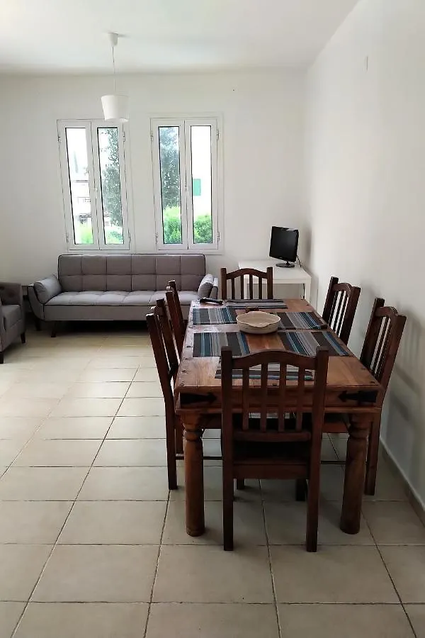 لارنكا Poseidon Gardens - Beachfront Spacious Apartment